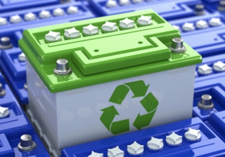 zielony akumulator ze znakiem recyclingu znajdujący się na niebieskim tle