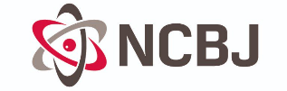 Logo Narodowego Centrum Badań Jądrowych na którym widać czerwono-czarny symbol atomu oraz czarny napis NCBJ